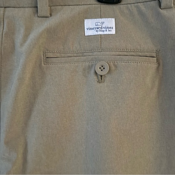 Vineyard Vines Performance Breaker Shorts Tan Flat Front Men’s Size 32 Waist - Picture 3 of 11